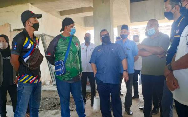 Zaidi (tiga dari kiri) meninjau projek PPR Klebang yang terbengkalai sejak 2018 pada Selasa.