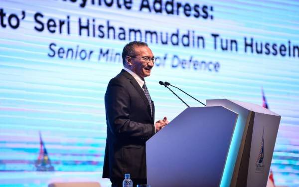 Hishammuddin ketika berucap pada Forum Putrajaya 2022 ‘’Tanggungjawab bersama Serantau’’ dalam Pameran Perkhidmatan Pertahanan Asia dan Pameran Antarabangsa Keselamatan Kebangsaan Asia 2022 di Pusat Pameran dan Perdagangan Antarabangsa Malaysia pada Selasa. - Foto Bernama