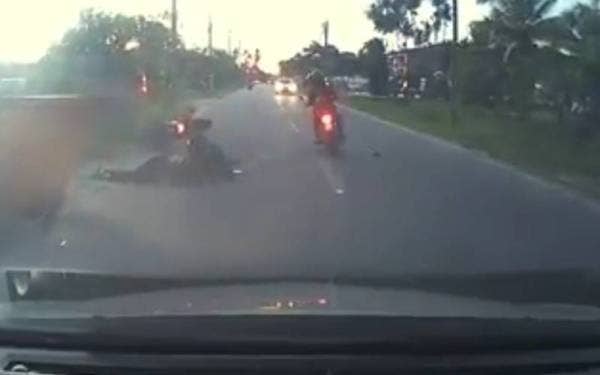 Seorang penunggang motosikal maut manakala pembonceng cedera selepas melanggar sebuah tong sampah di tepi jalan Kampung Delek, Klang pada Isnin.