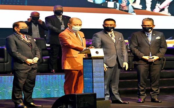 Hajiji (dua dari kiri) menyempurnakan Pelancaran Majlis Sambutan Setahun Hala Tuju SMJ Pelan Pembangunan SMJ 1.0 (2021-2025) di SICC, Kota Kinabalu.