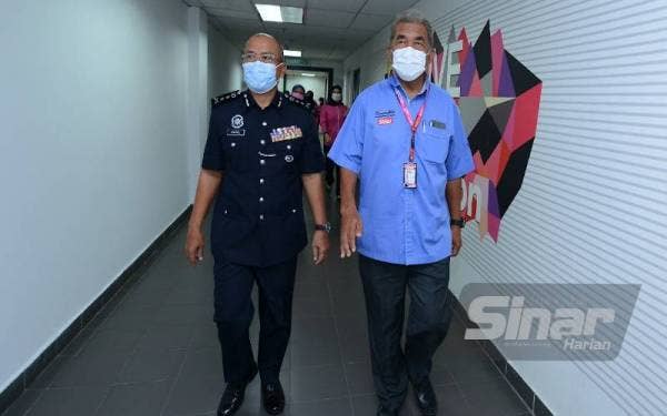 Shahrul Laili (kiri) diiringi Hashim Anang ketika kunjungan di Kompleks Kumpulan Karangkraf, Shah Alam pada Selasa.