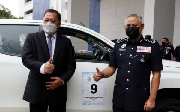 Acryl Sani (kanan) menerima sumbangan kenderaan itu disampaikan oleh Ir Baharin (kiri).