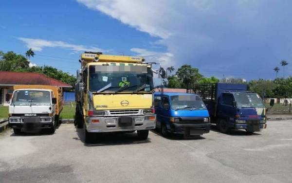 Kenderaan perkhidmatan yang disita oleh JPJ.