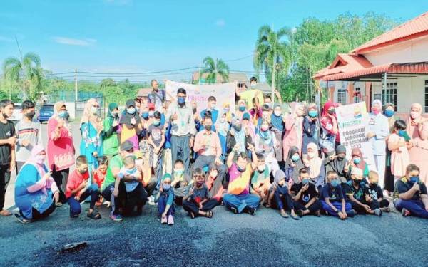 Penerima sumbangan Program Kembali Ke Sekolah 2022 bergambar di Pusat Aktiviti Kanak-kanak daerah Pokok Sena, Keda Kampung Bukit, Pokok Sena. - Foto Econsave