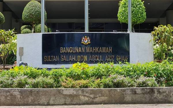 Seorang ahli perniagaan tidak mengaku bersalah di mahkamah atas tiga pertuduhan meminta dan menerima rasuah hampir RM500,000 pada 10 tahun lalu.