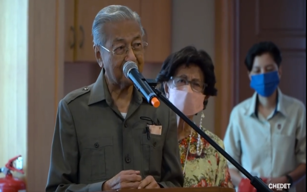 Tangkap layar video siaran di Facebook rasmi Tun M pada Selasa