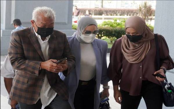 Ahli Parlimen Kinabatangan, Datuk Seri Bung Moktar Radin (kiri) dan isteri, Datin Zizie Izzete (tengah) ketika hadir di Kompleks Mahkamah Kuala Lumpur pada Selasa, bagi sambung bicara kes tuduhan rasuah berhubung pelaburan unit amanah Public Mutual. - Foto Bernama