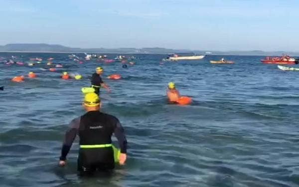 Zhariff (kanan) memulakan acara renang sejauh 6.5 km dari Pulau Kapas ke Pantai Kelulut, Marang.
FOTO: Facebook Zhariff Afandi.