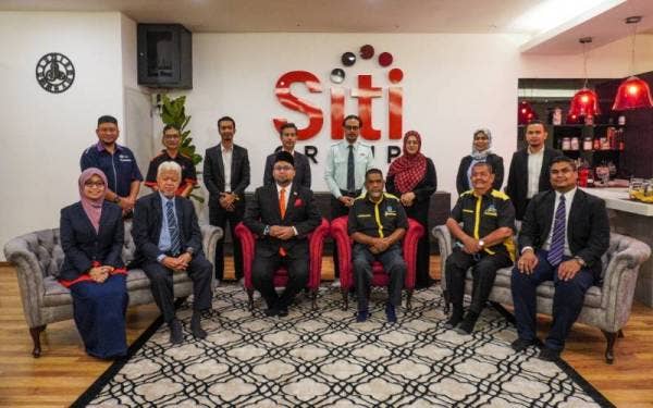 Muhammad Ali Yahya (duduk, tiga dari kiri) bersama pihak pengurusan tertinggi Persatuan Pembantu Perubatan Malaysia (PPPM) sempena majlis MoU di Shah Alam, baru-baru ini.