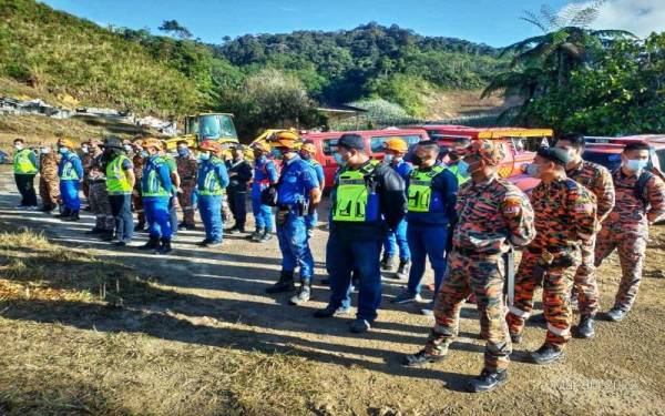 SAR hari ke-2 bersambung pada Rabu oleh pihak bomba bersama agensi lain serta penduduk kampung dan Radio Amatur Cameron Highlands. - Foto ihsan JBPM