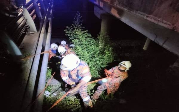 Operasi menyelamat dilakukan anggota Balai Bomba dan Penyelamat Simpang Pulai.Foto: Bomba Perak