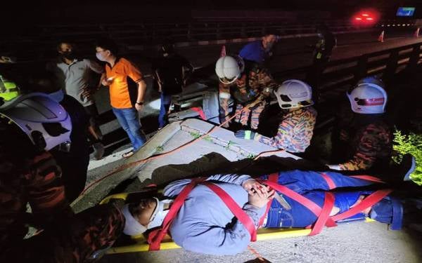 Mangsa terselamat dengan kecederaan patah kaki dan tangan.Foto: Bomba Perak