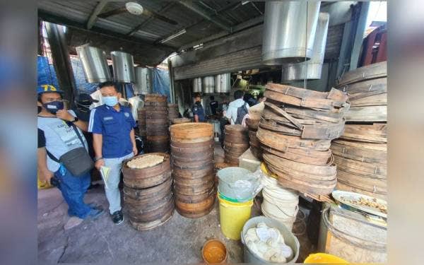 Bekas menyimpan kuih pau dan dim sum yang didapati kotor.