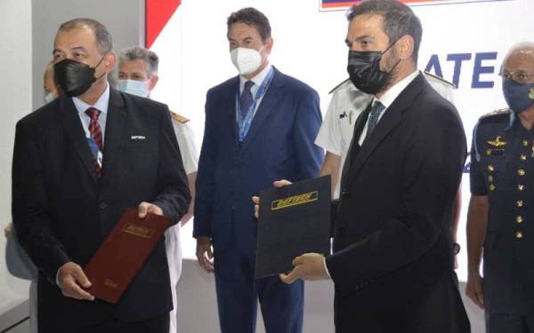 Hanafiah (kiri) berasama Tuccilo (kanan) ketika upacara pertukaran dokumen.