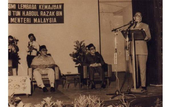 Perdana Menteri kedua, Allahyarham Tun Abdul Razak Hussein (kanan) berucap ketika perasmian penubuhan KADA pada 2 Mac 1973.