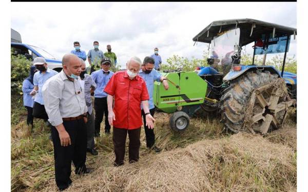 4.Pengerusi Lembaga Kemajuan Pertanian Kemubu (KADA), Datuk Kamarudin Md Nor (tengah) ditemani Nik Roslan Idris (kanan) melawat ke kawasan sawah padi di kawasan seliaan KADA.