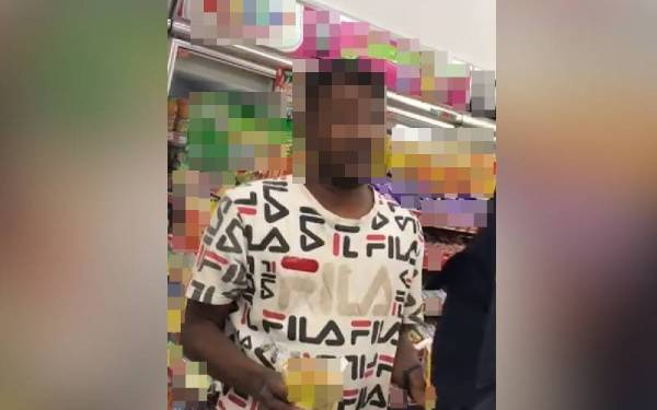 Seorang lelaki didakwa dipukul di sebuah kedai serbaneka di Cheras pada 17 Mac lalu.