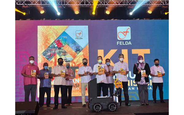 Penyerahan Kit Panduan Mekanisasi Perladangan Felda kepada wakil kepimpinan peneroka.