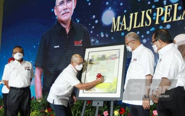 Dr Ronald menyempurnakan gimik pelancaran Jubli Emas 50 Tahun Pertubuhan Peladang Kebangsaan di Ibu Pejabat Nafas. - Foto Sinar Harian ROSLI TALIB