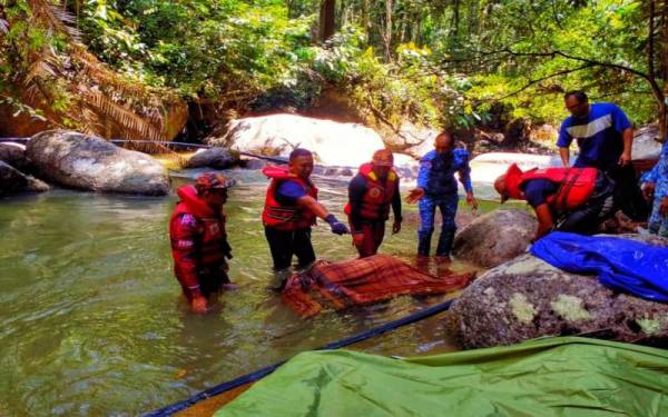Mayat mangsa kedua insiden lemas di kawasan air terjun Lata Hammer ditemui pasukan penyelamat, pada Rabu. Foto Ihsan JBPM Pahang. 