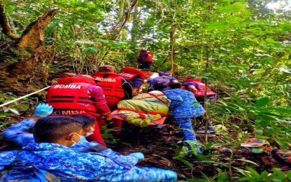 Mayat mangsa insiden lemas di kawasan air terjun Lata Hammer dibawa keluar dari lokasi kejadian oleh pasukan penyelamat, pada Rabu. Foto Ihsan JBPM Pahang. 