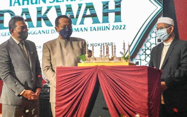 Ahmad Samsuri (tengah) ketika merasmikan Majlis Pelancaran Tahun Semarak Dakwah Negeri Terengganu di Dewan Besar, Wisma Darul Iman di Kuala Terengganu pada Rabu.