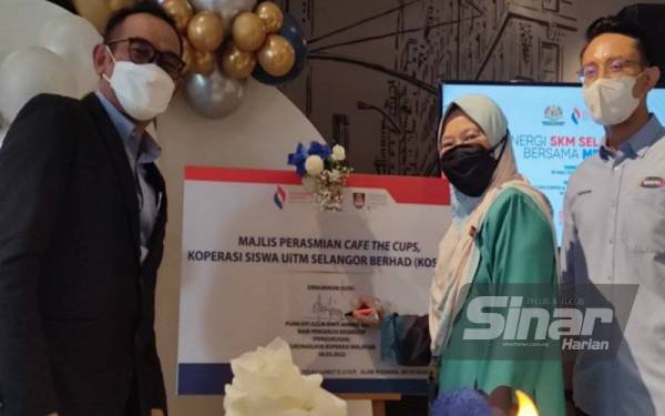 Dari kiri: Rozdeen dan Siti Azlin di Program Sinergi SKM Cawangan Selangor Bersama Media di Kafe The Cups, Coffee dan Kitchen di sini pada Rabu.