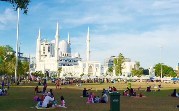 Berbuka puasa di padang MBK1 dibenarkan dan orang ramai perlu menempah slot melalui laman sesawang MBK. Gambar hiasan