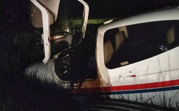 Keadaan pesawat latihan jenis Diamond-14 yang terbabas ketika mendarat di LTAL, Langkawi pada malam Rabu.