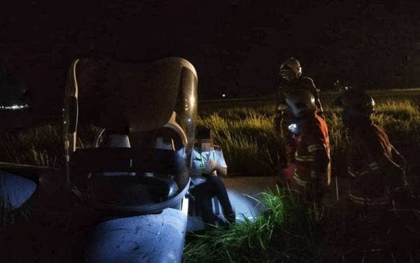 Anggota bomba memeriksa pesawat latihan jenis Diamond-14 yang terbabas ketika mendarat di LTAL, Langkawi.