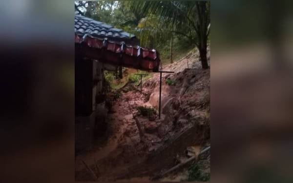 Kesan sisa runtuhan di belakang rumah di Jalan Kolam Air, Kampung Warisan, Ampang pada Rabu.