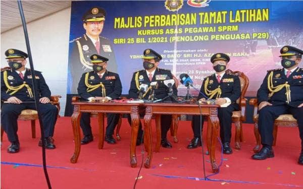 Azam (tengah) semasa sidang akhbar selepas menyempurnakan Majlis Perbarisan Tamat Latihan Khusus Asas Pegawai SPRM Siri 25 Bilangan 1/2021 (Penolong Penguasa Gred P29) di Padang Kawad, Kompleks SPRM Johor, pada Khamis.