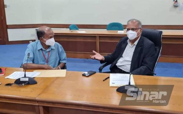 Ramasamy (kanan) pada sidang akhbar yang diadakan di pejabatnya pada Khamis.