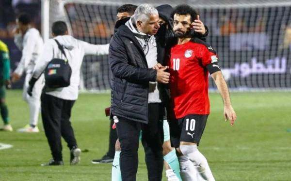 Salah cuba ditenangkan setelah Mesir gagal layak ke Piala Dunia 2022 susulan tewas menerusi penentuan sepakan penalti. Foto fcbarcelonanoticias