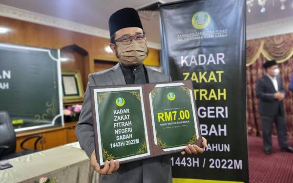 Bungsu menunjukkan jumlah kadar zakat fitrah bagi negeri Sabah pada tahun 2022 adalah sebanyak RM7 di Wisma MUIS, Kota Kinabalu pada Khamis.