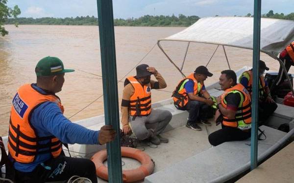 Anggota polis sedang melakukan SAR seorang lelaki yang dipercayai jatuh ke dalam Sungai Kelantan di Jambatan Sultan Ismail Petra, Kota Bharu pada Rabu. - Foto PDRM
