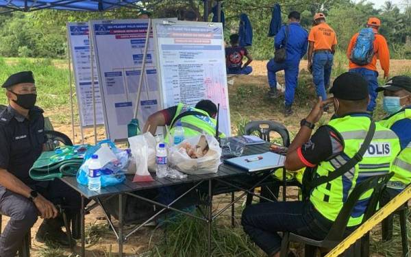 Operasi mencari dan menyelamat (SAR) turut disertai anggota dari Balai Bomba dan Penyelamat Tunjong serta Wakaf Bharu.