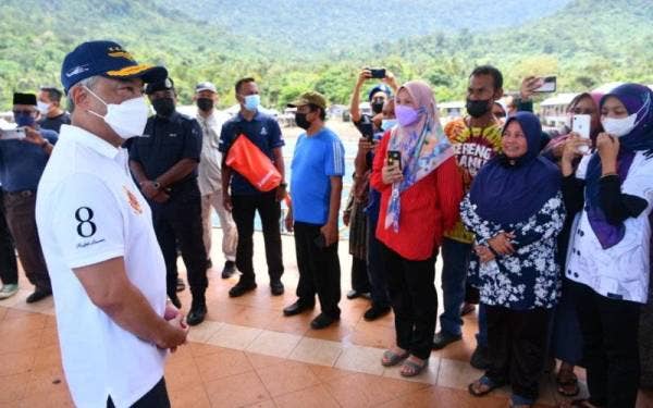 Seri Paduka Baginda berkenan meluangkan masa hampir dua jam menyantuni dan beramah mesra bersama penduduk setempat. - Foto ihsan Istana Negara
