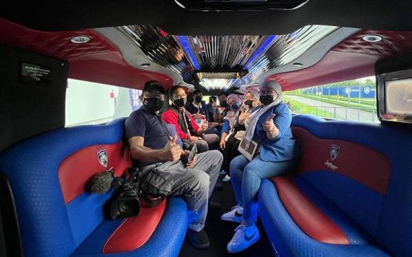 Sebahagian wakil media yang berpeluang menaiki Limosin Hummer JDT mengelilingi Stadium Sultan Ibrahim sebelum ia dibuka kepada orang ramai pada Jumaat.