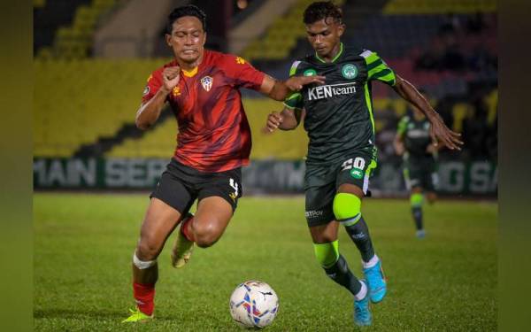 Pemain Persada Integriti Bersatu FC (PIB FC), Amirul Ikmal Hafiz (kiri) cuba menghalang pemain Melaka United FC, Muhammad Faizal Muhammad Talib pada saingan Piala FA Malaysia 2022 di Stadium Hang Jebat dekat Krubong malam tadi.