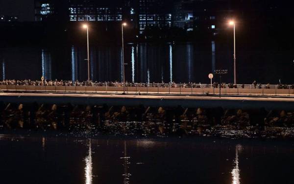 Orang ramai mula berpusu-pusu merentasi Tambak Johor apabila sempadan Malaysia-Singapura dibuka tepat pada pukul 12 tengah malam tadi. - Foto Bernama