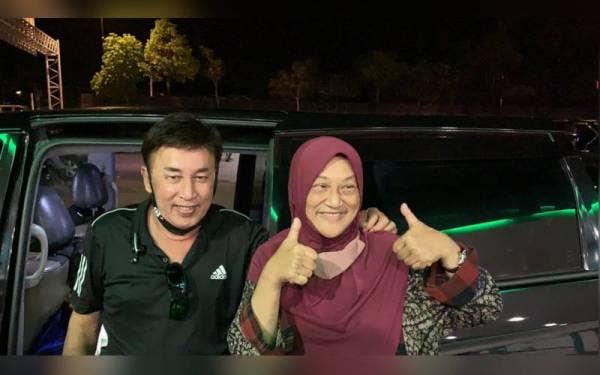 Rosnah (kanan) bersama ahli keluarganya ketika ditemui sebaik menyeberangi Tambak Johor di sini pada Jumaat