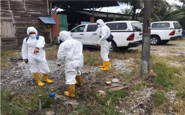 Ladang ternakan ini dikesan membuat sambungan air secara haram tanpa melalui meter bekalan air yang sah.