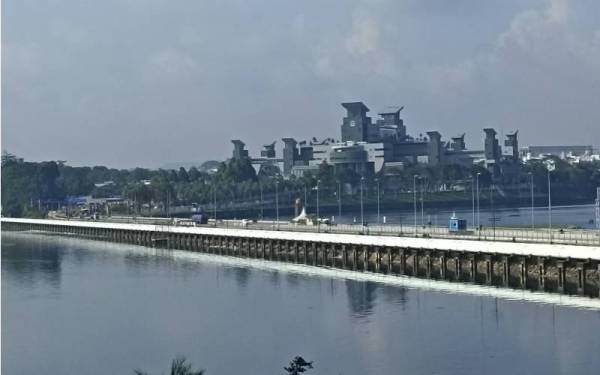 Aliran trafik di Tambak Johor kelihatan lengang pada pagi Jumaat.