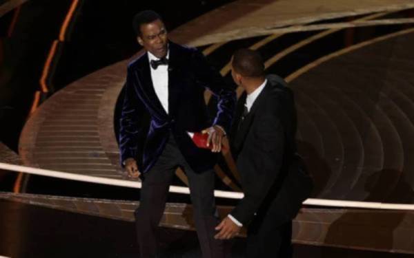 Reaksi Chris Rock (kiri) selepas ditampar Will Smith ketika siaran langsung majlis Oscar ke-94 pada Isnin. - Foto Agensi