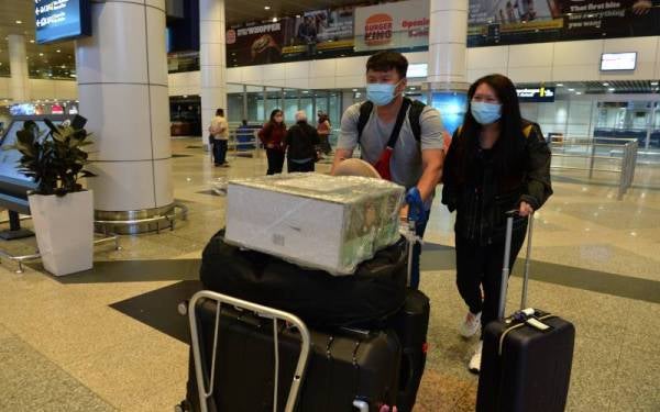 
Ng Hou Jun, 26, (kiri) yang baru tiba dari Melbourne, Australia meluahkan rasa gembira yang teramat setelah dapat pulang ke tanah air selepas hampir dua tahun tidak menjengah keluarga di kampung. Malaysia memasuki Fasa Peralihan ke Endemik dengan pembukaan semula sempadan negara melalui udara dan darat ekoran pandemik Covid-19.
