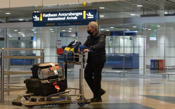 Pengembara dari luar negara tiba di Lapangan Terbang Antarabangsa Kuala Lumpur (KLIA). Malaysia memasuki Fasa Peralihan ke Endemik dengan pembukaan semula sempadan negara melalui udara dan darat ekoran pandemik Covid-19. 