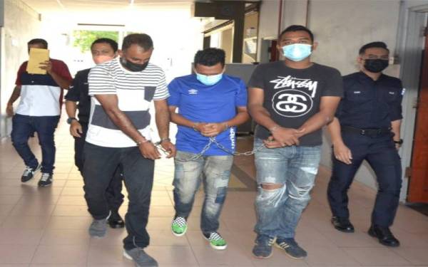 G Agilan (kiri), Mohd Asrul Afandi dan Rahisham (kanan) didakwa mengedar dadah jenis methampethamine di Mahkamah Majistret Ipoh, pada Jumaat.