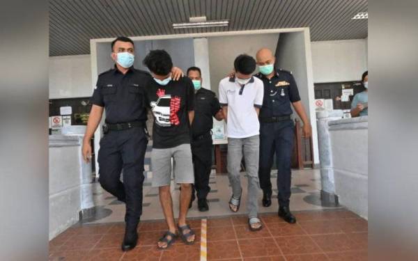 Joel V Michael Louis (dua dari kiri) dan Muhammad Aliff Daniel (tiga dari kiri) ketika keluar dari Mahkamah Majistret di sini, pada Jumaat.