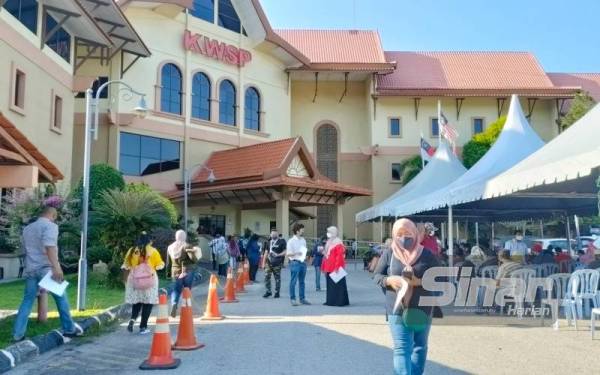 Keadaan di bangunan KWSP Melaka didatangi orang ramai pada pagi Jumaat.